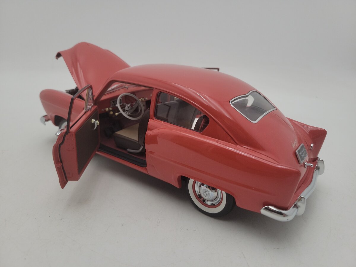 Sun Star 1951 1:18 Scale Tan Kaiser Henry J. Platinum Diecast Model Car VG