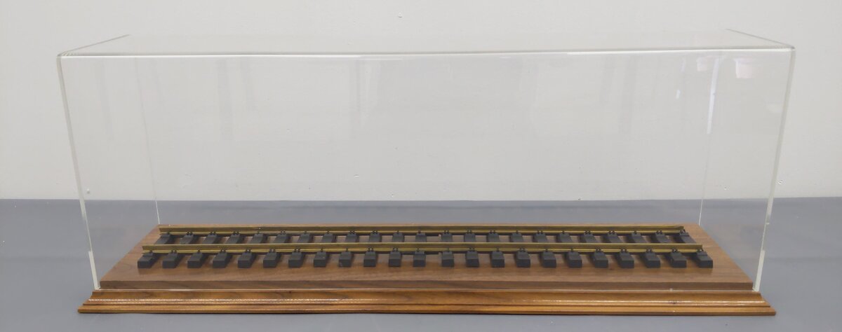 G Scale 26'' Display Case w/Acrylic Cover EX