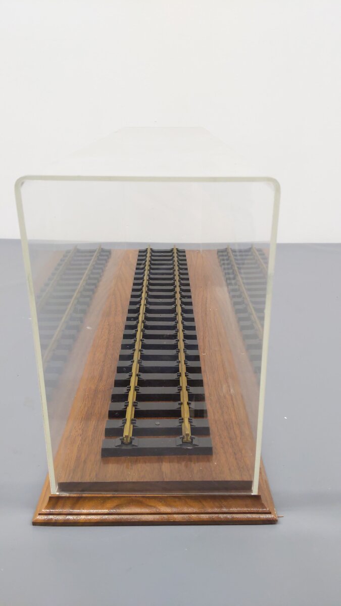 G Scale 26'' Display Case w/Acrylic Cover EX