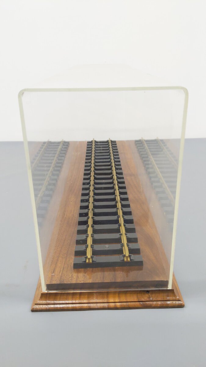 G Scale 26'' Display Case w/Acrylic Cover EX