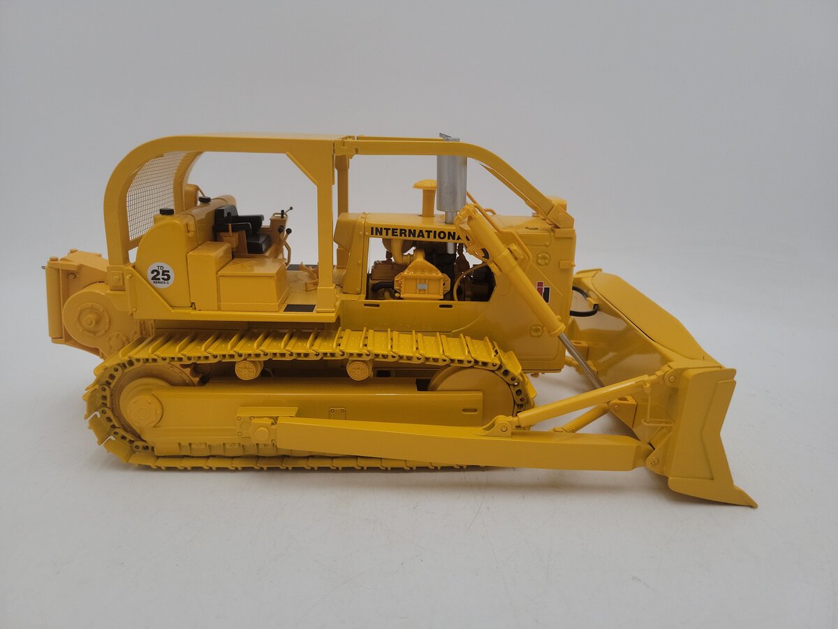 First Gear TD-25 1:25 Scale International Yellow Diecast Crawler Forest Service EX