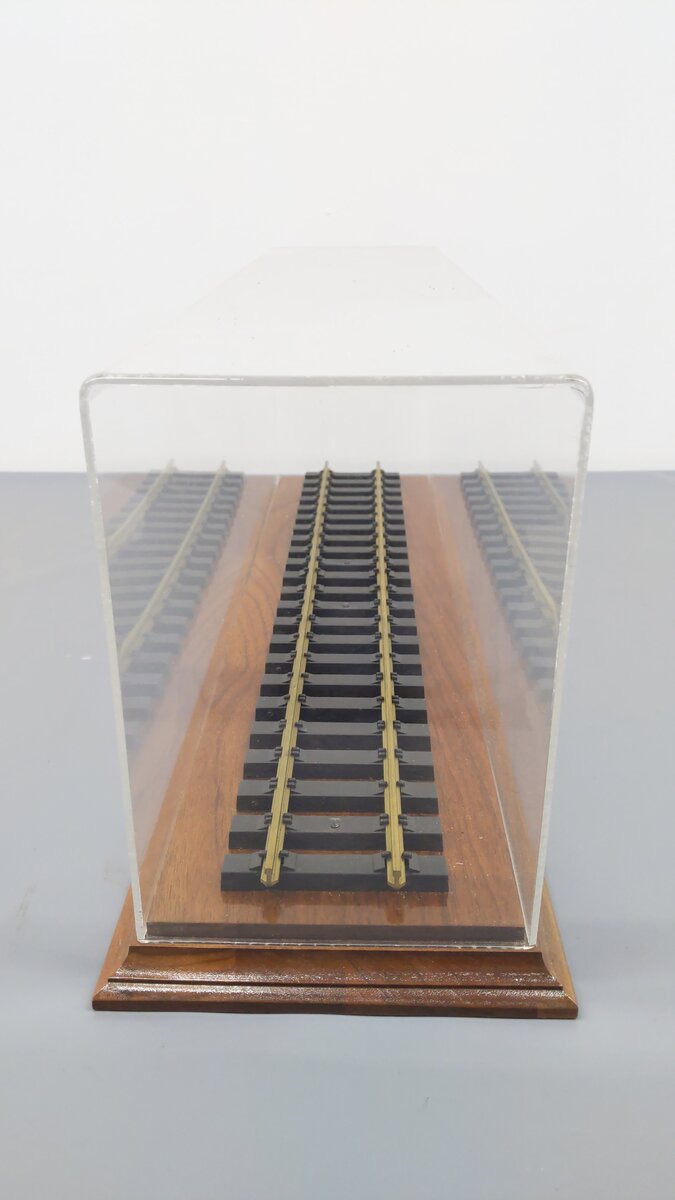 G Scale 25 1/2'' Display Case w/Acrylic Cover EX
