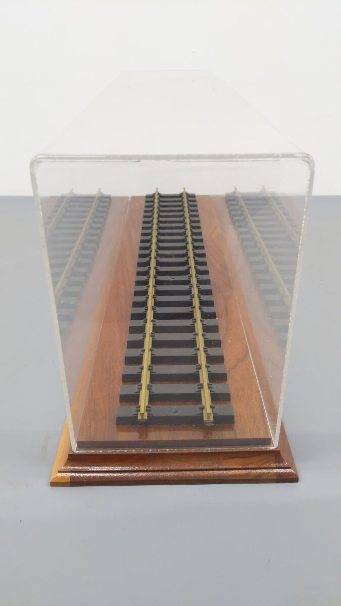 G Scale 25 1/2'' Display Case w/Acrylic Cover EX