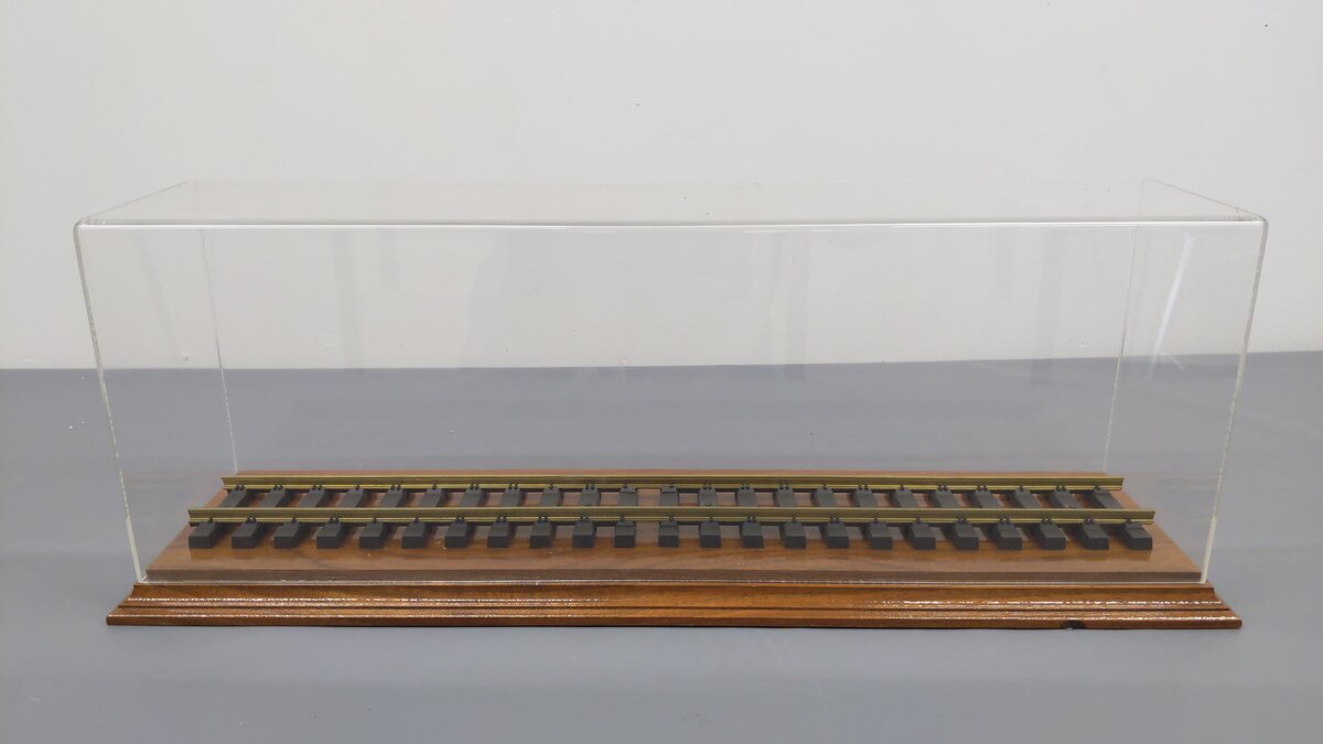 G Scale 25 1/2'' Display Case w/Acrylic Cover EX