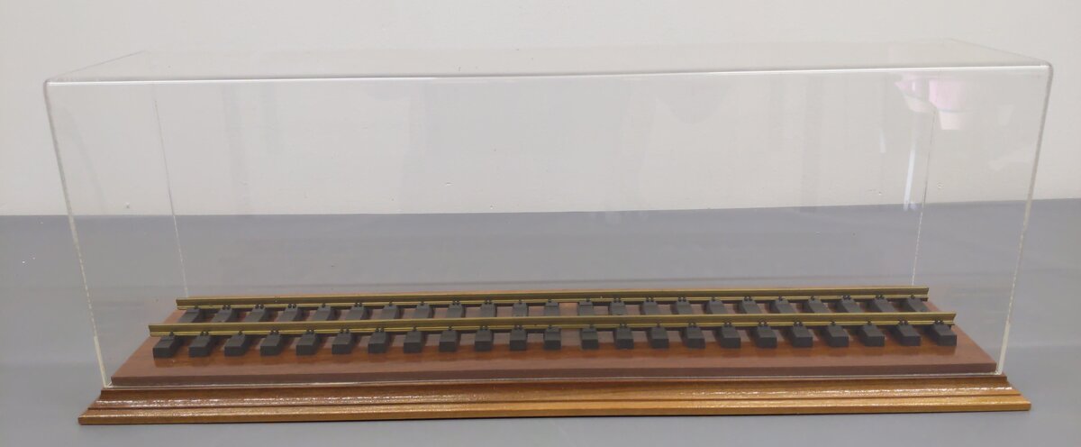 G Scale 25 1/2'' Display Case w/Acrylic Cover EX
