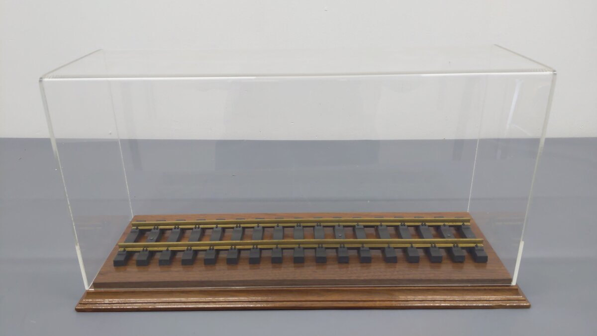 G Scale 19'' Display Case w/Acrylic Cover EX