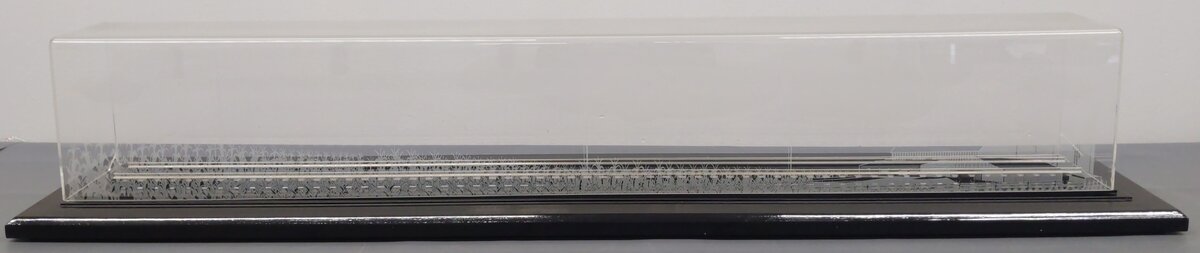 O Gauge Plastic Display Case w/Track VG