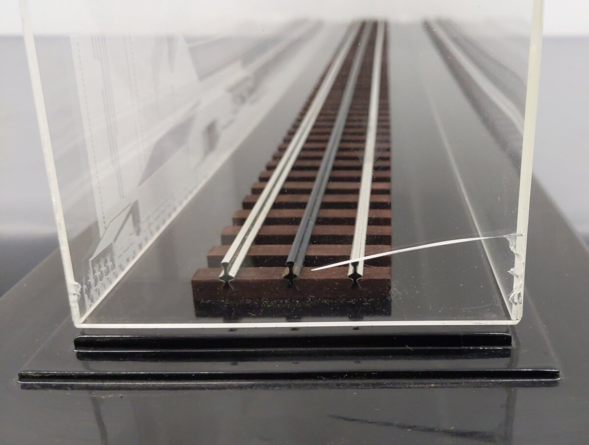 O Gauge Plastic Display Case w/Track VG
