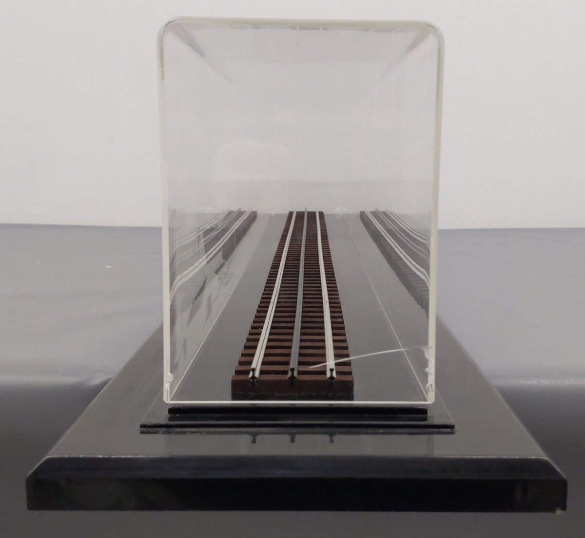 O Gauge Plastic Display Case w/Track VG