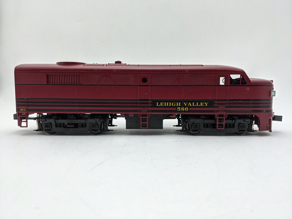 Weaver 6521 O Lehigh Valley Hi-Rail FA-2 Powered B-unit Diesel Locomotive #586 EX/Box