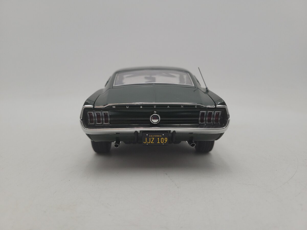 AutoArt 72811 1:18 Scale Diecast Steve McQueen Bullitt 1968 Ford Mustang GT 390 EX
