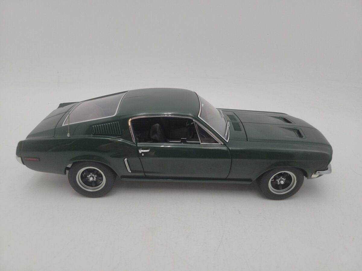 AutoArt 72811 1:18 Scale Diecast Steve McQueen Bullitt 1968 Ford Mustang GT 390 EX