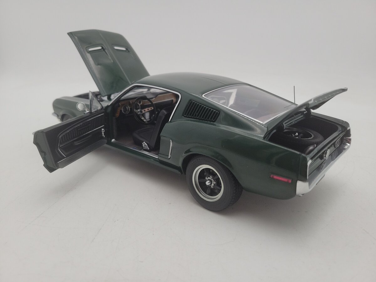 AutoArt 72811 1:18 Scale Diecast Steve McQueen Bullitt 1968 Ford Mustang GT 390 EX
