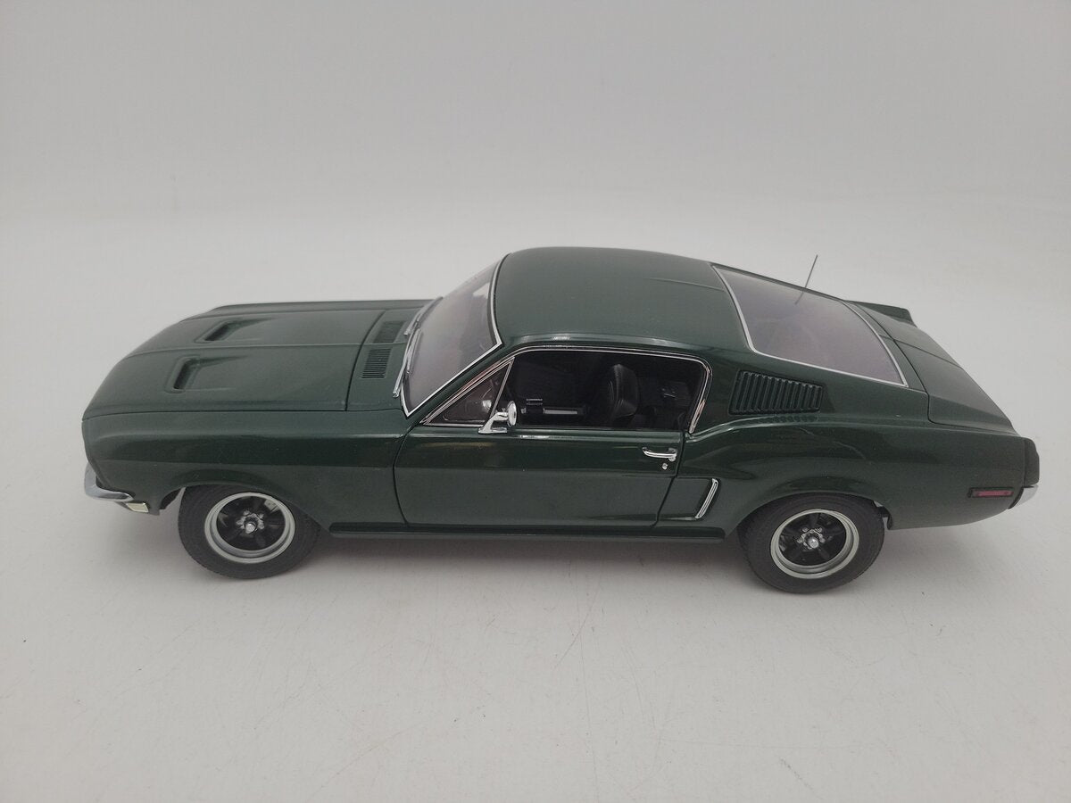 AutoArt 72811 1:18 Scale Diecast Steve McQueen Bullitt 1968 Ford Mustang GT 390 EX