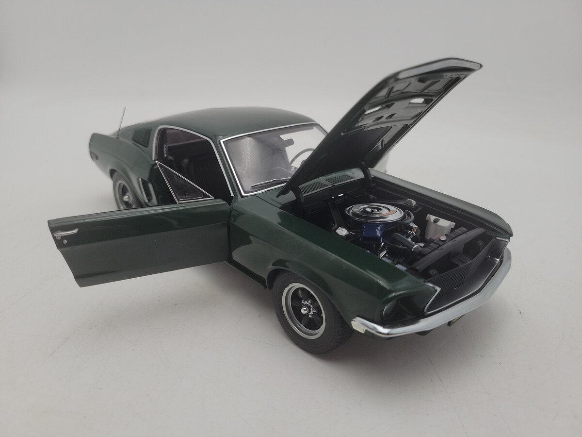 AutoArt 72811 1:18 Scale Diecast Steve McQueen Bullitt 1968 Ford Mustang GT 390 EX