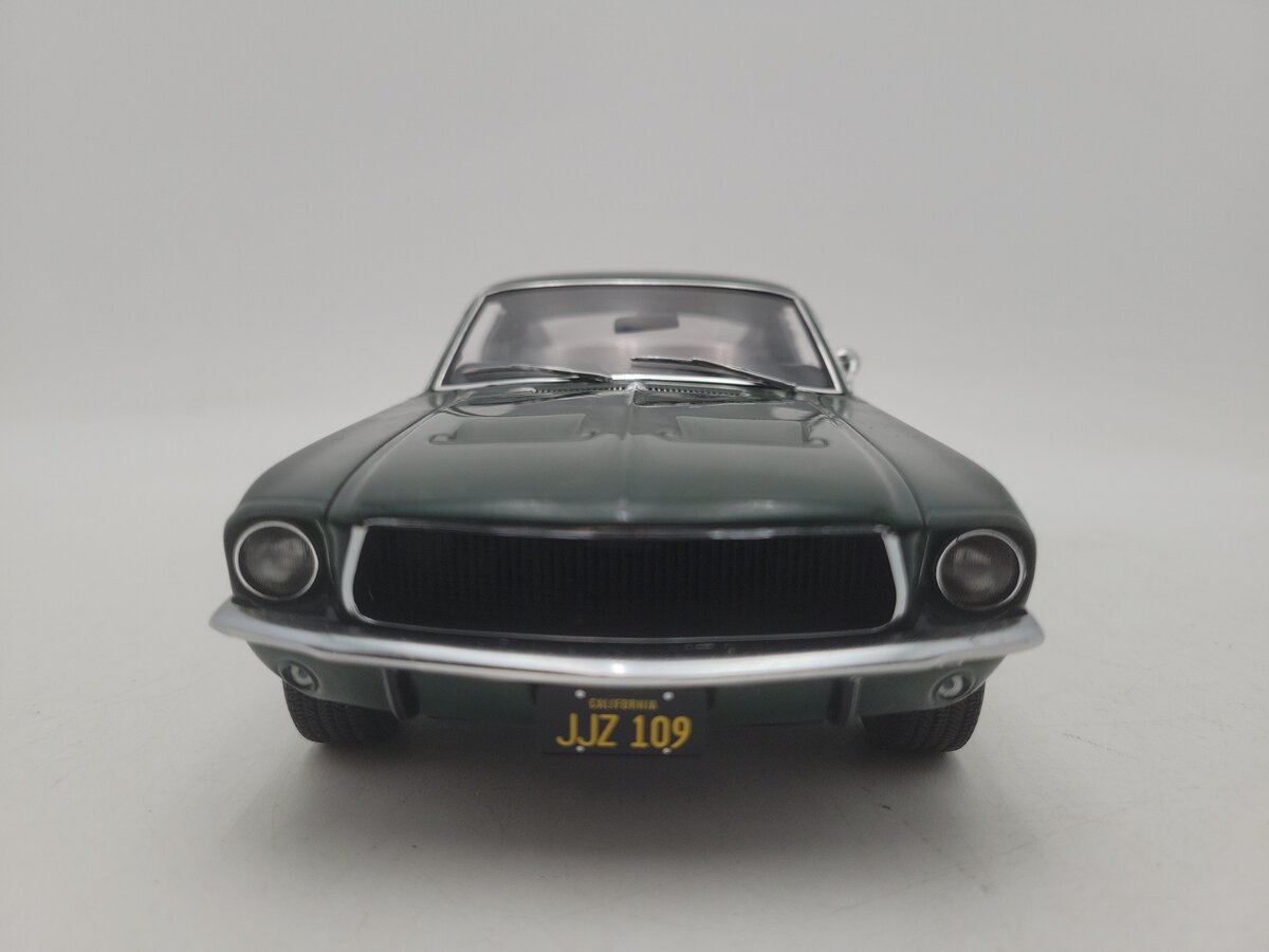 AutoArt 72811 1:18 Scale Diecast Steve McQueen Bullitt 1968 Ford Mustang GT 390 EX