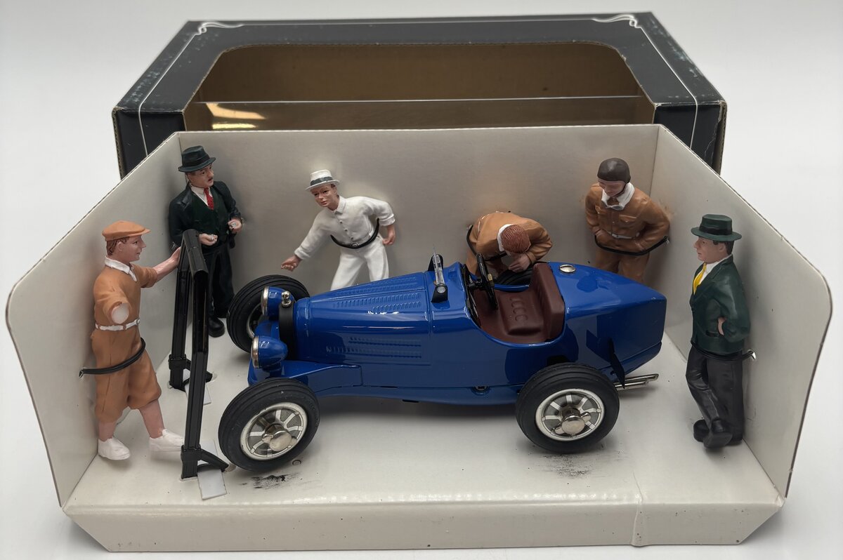 Schuco 01744 1:24 Studio IV Blue Bugatti With Figures EX/Box