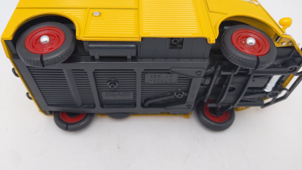 Solido 8060 1:18 Scale 1962 Citroen Type HY Yellow & Red 