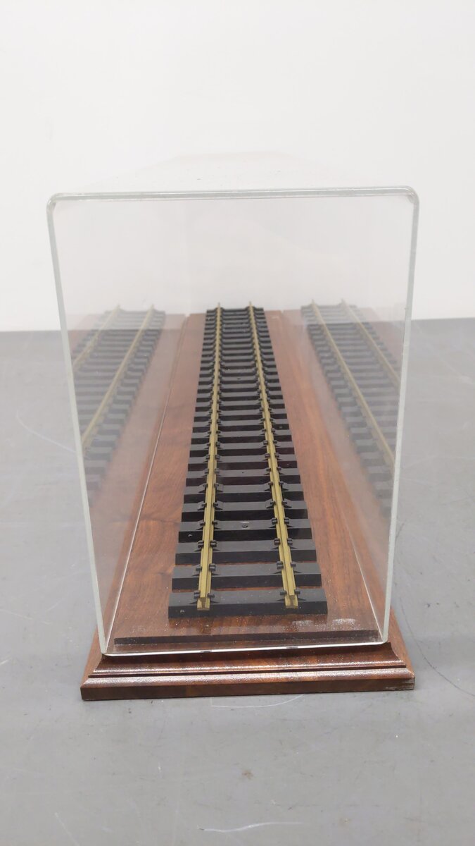 G Scale 31'' Wooden Display Case w/Acrylic Cover EX