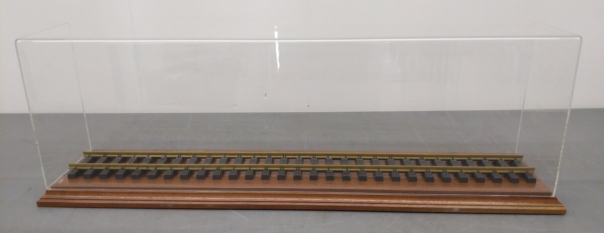 G Scale 31'' Wooden Display Case w/Acrylic Cover EX