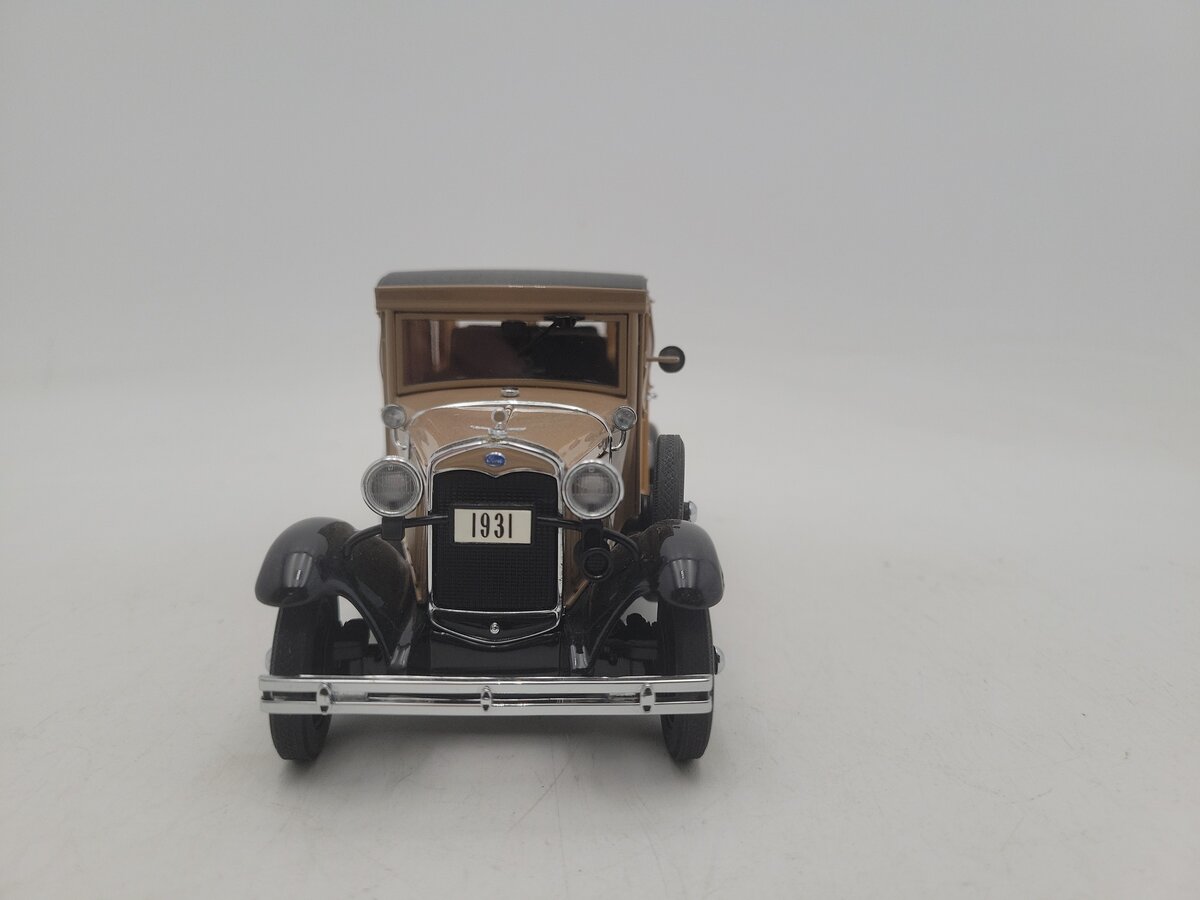 Danbury Mint 1195122000018 1:24 Scale 1931 Brown & Black Ford Station Wagon EX