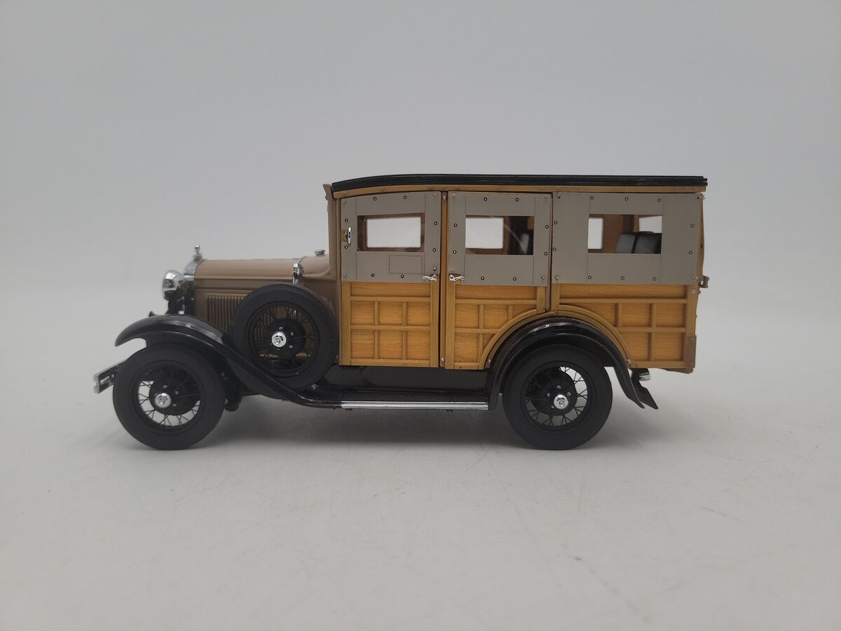 Danbury Mint 1195122000018 1:24 Scale 1931 Brown & Black Ford Station Wagon EX