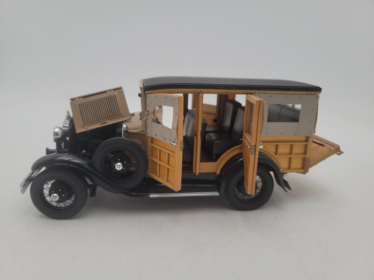 Danbury Mint 1195122000018 1:24 Scale 1931 Brown & Black Ford Station Wagon EX