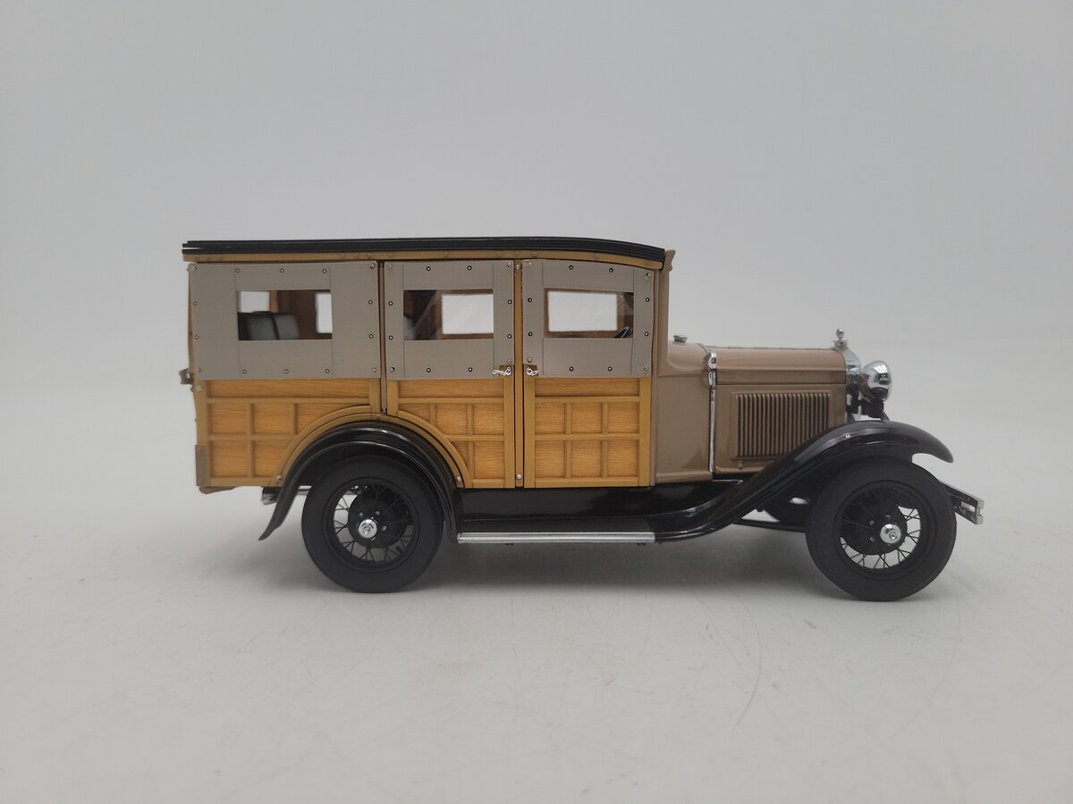 Danbury Mint 1195122000018 1:24 Scale 1931 Brown & Black Ford Station Wagon EX