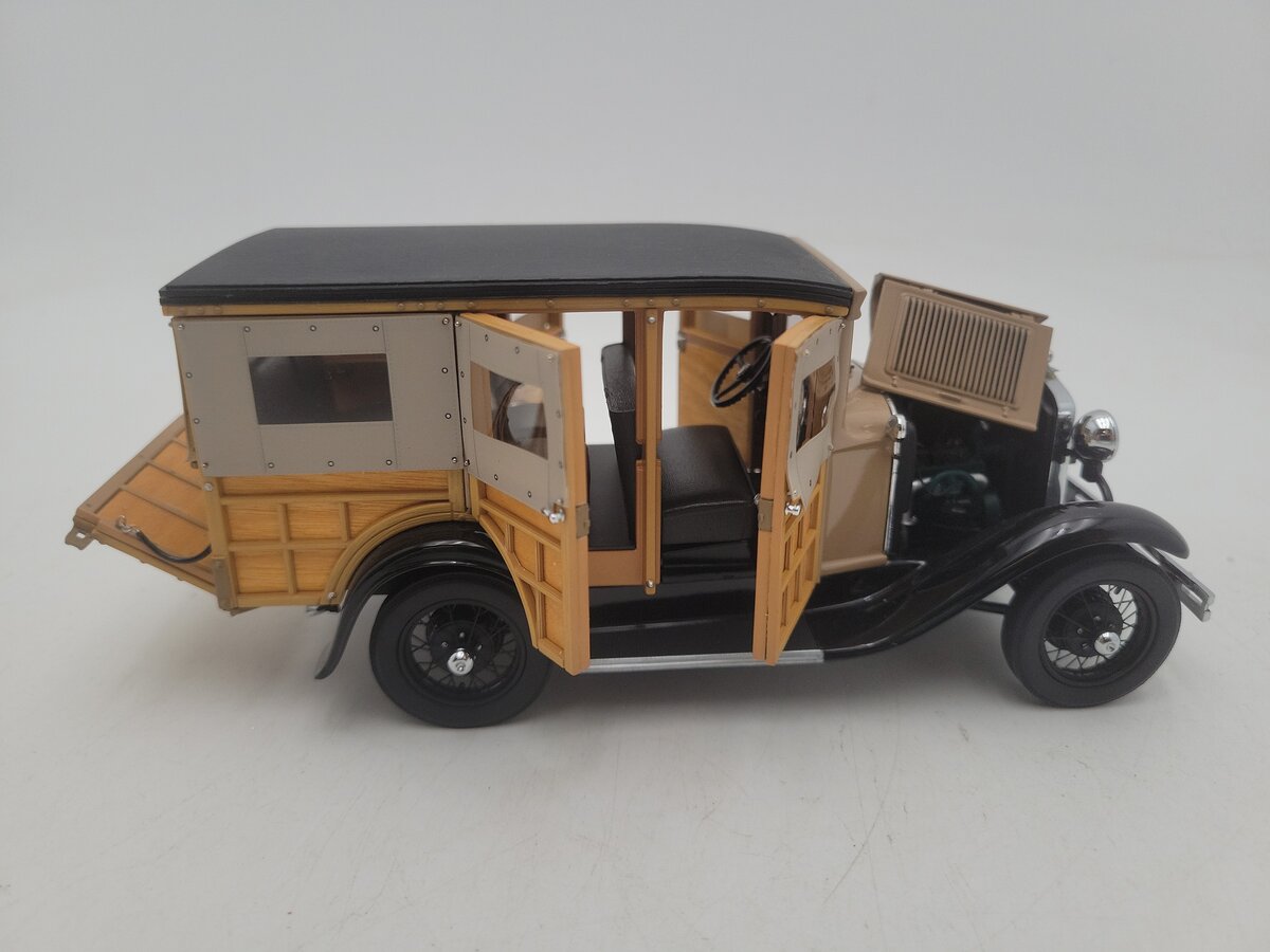 Danbury Mint 1195122000018 1:24 Scale 1931 Brown & Black Ford Station Wagon EX