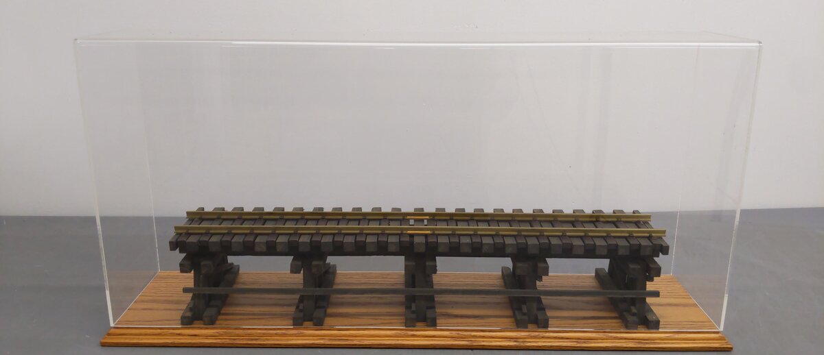 G Scale 30'' Wooden Display Case w/Acrylic Cover EX