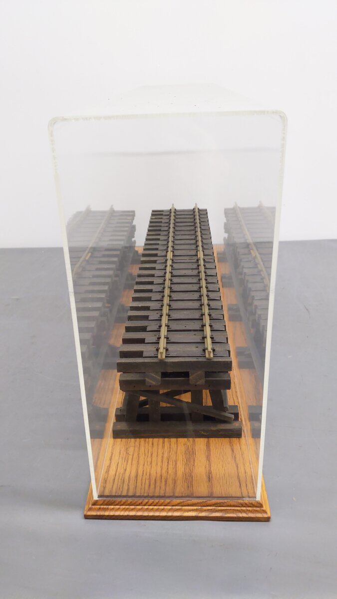 G Scale 30'' Wooden Display Case w/Acrylic Cover EX