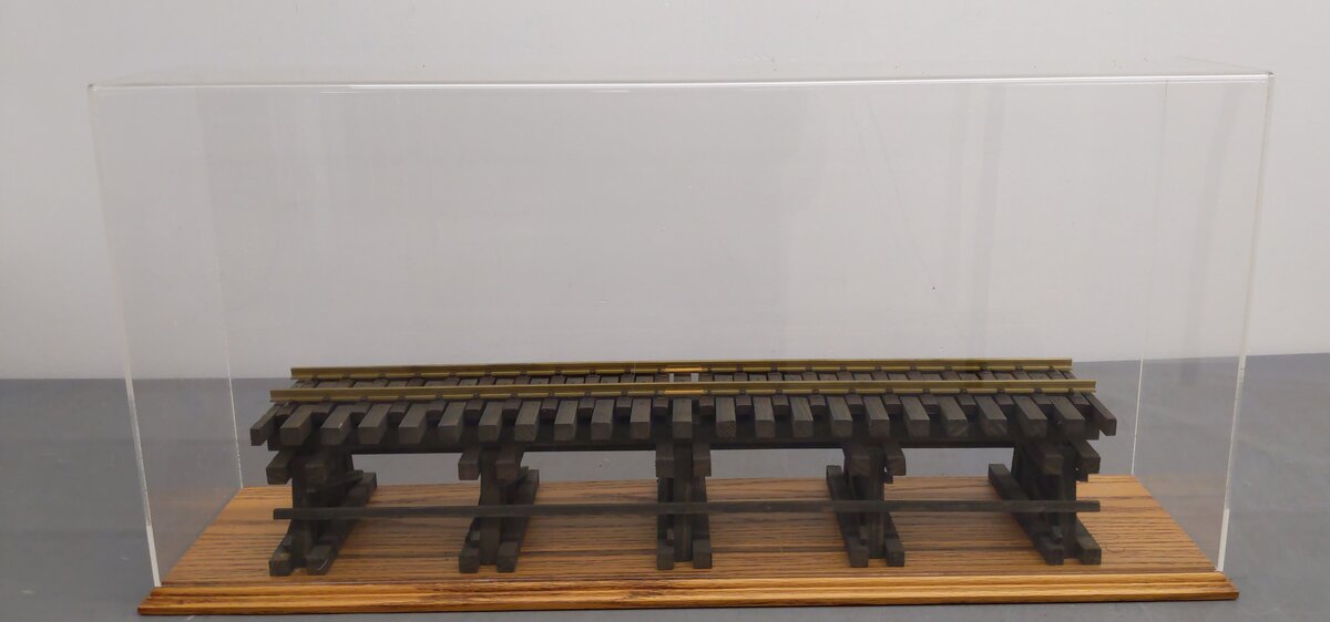 G Scale 30'' Wooden Display Case w/Acrylic Cover EX