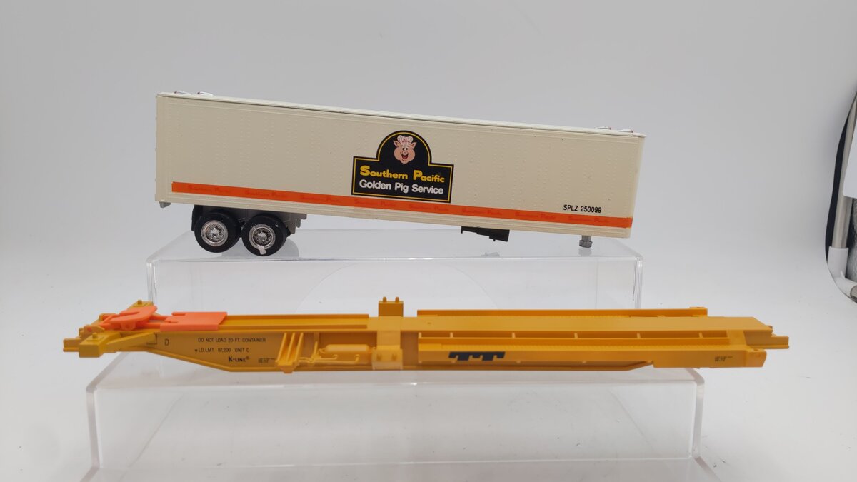 K-Line O Gauge Southern Pacific Golden Pig Services Tractor & Trailer #250099 EX