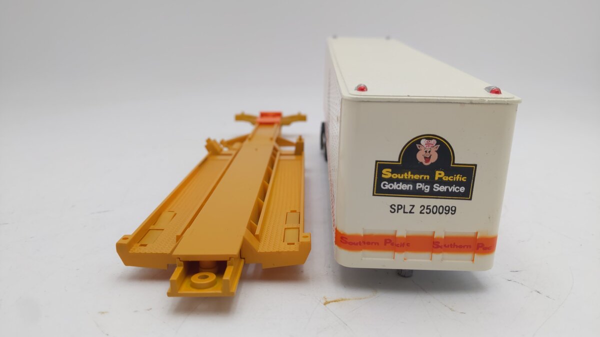 K-Line O Gauge Southern Pacific Golden Pig Services Tractor & Trailer #250099 EX