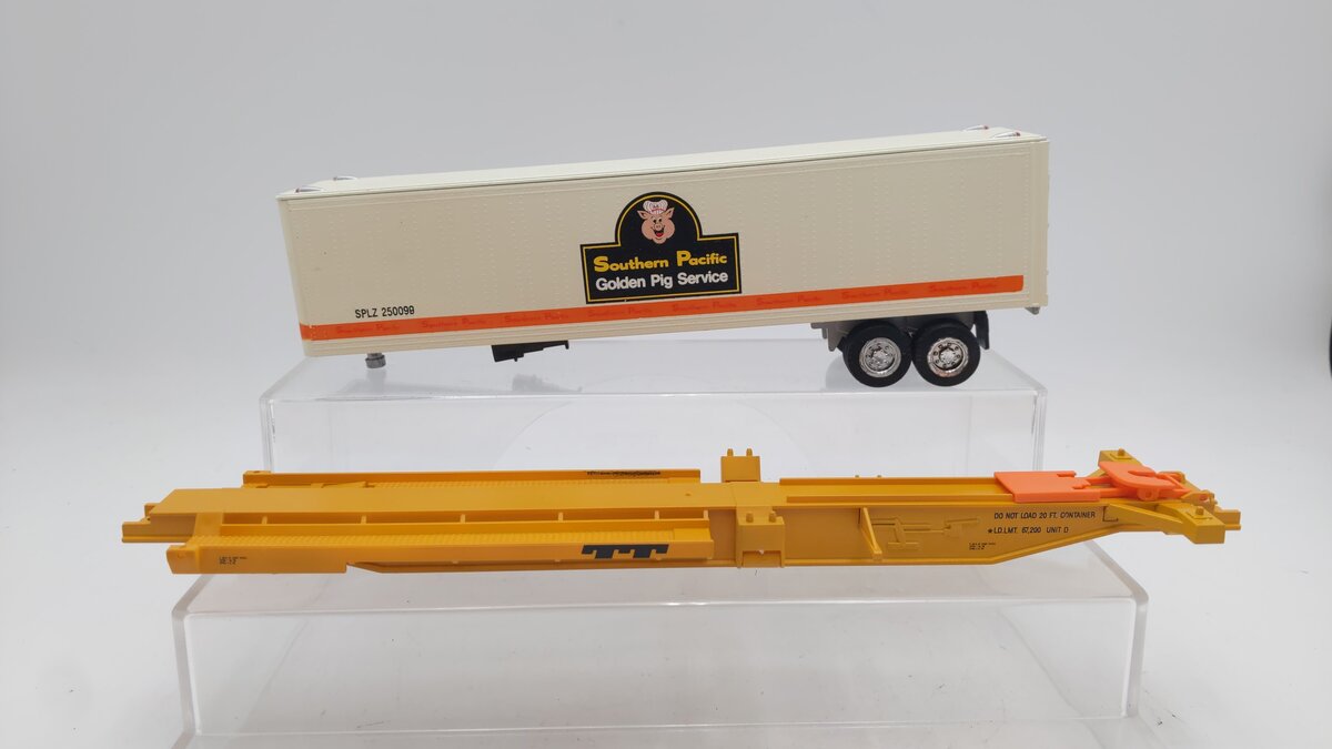 K-Line O Gauge Southern Pacific Golden Pig Services Tractor & Trailer #250099 EX