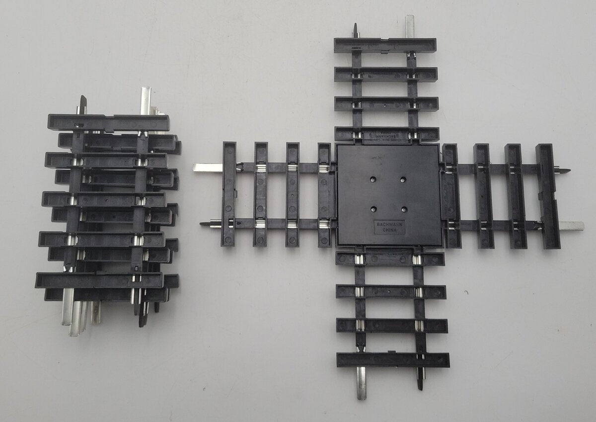 Bachmann 94358 G 90 Degree Crossing w/4 Half Sections of Straight Steel Track EX/Box
