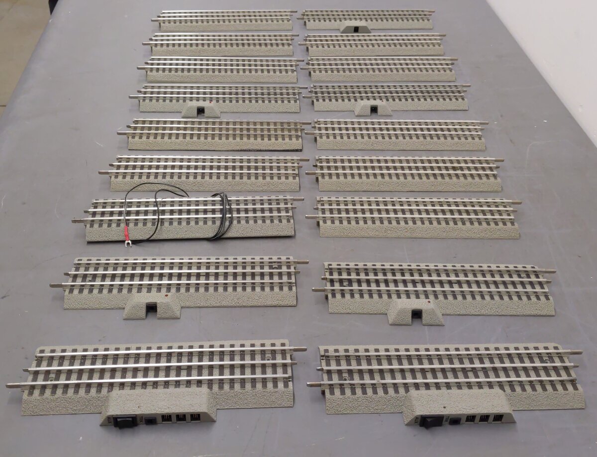 Lionel Assorted O Gauge Fastrack 10in Straight Track [18] EX