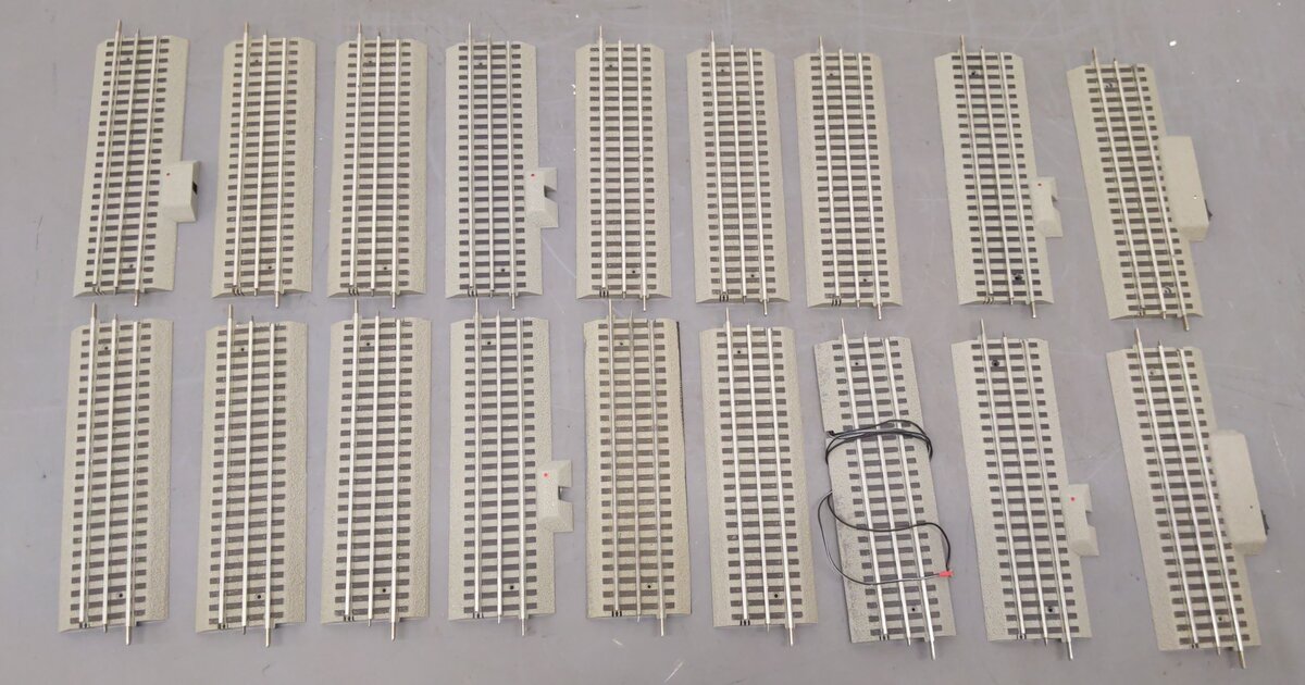 Lionel Assorted O Gauge Fastrack 10in Straight Track [18] EX