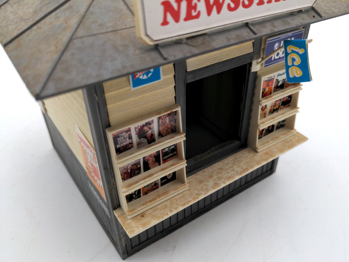 Pola 995 G Scale Newspaper Kiosk - Assembled VG