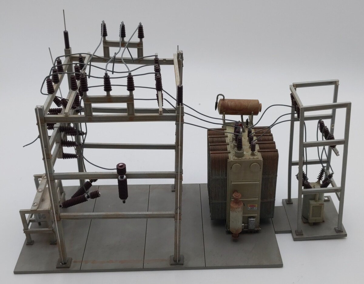 Woodland Scenics US2283 O Gauge Assembled Substation Building VG