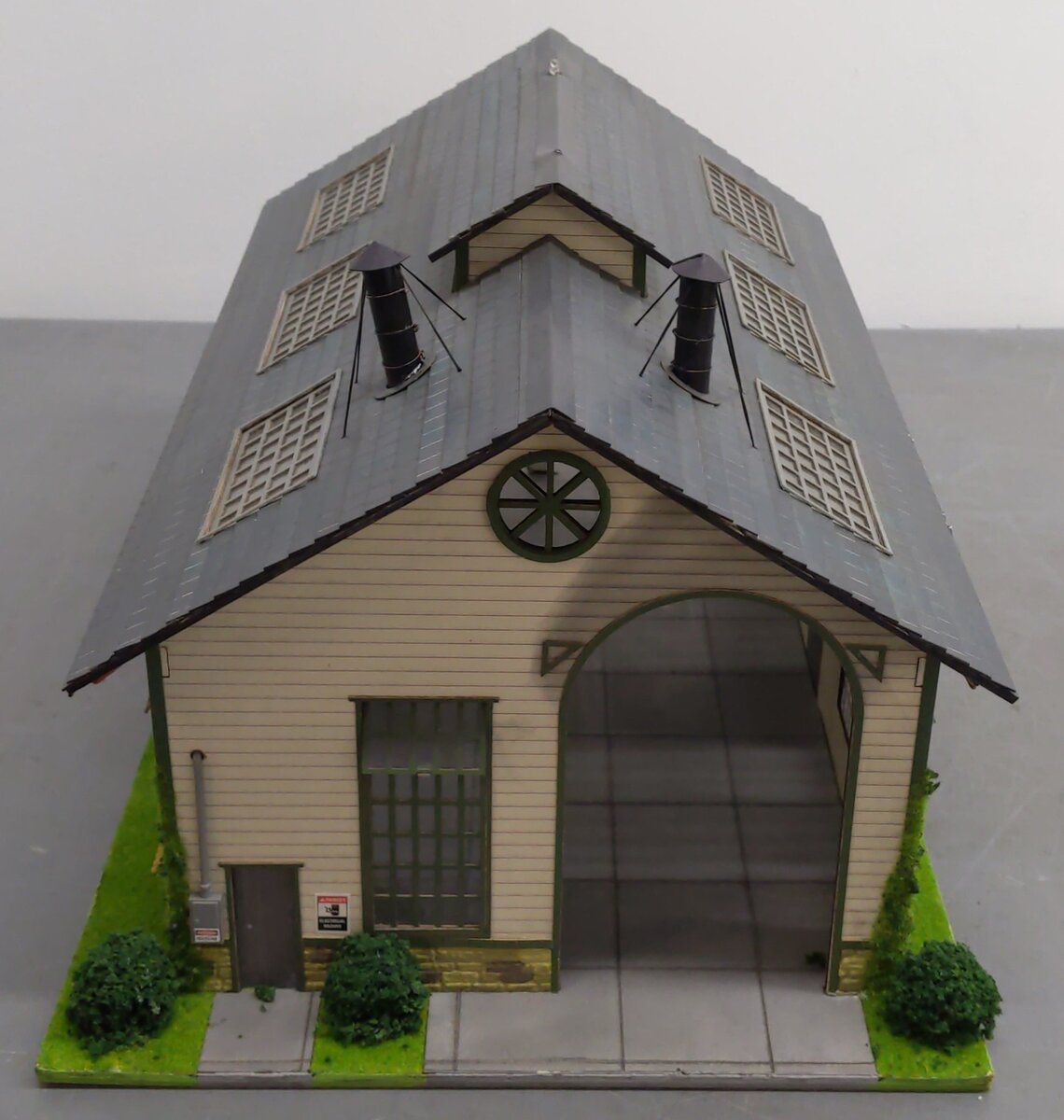 Menards 279-5926 O Scale Cripple Creek Engine Works Building EX