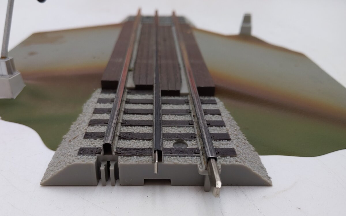 Lionel 6-12052 O Gauge FasTrack Grade Crossing With Flashers VG/Box