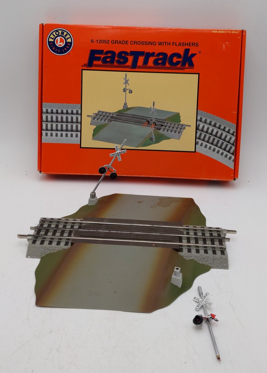 Lionel 6-12052 O Gauge FasTrack Grade Crossing With Flashers VG/Box