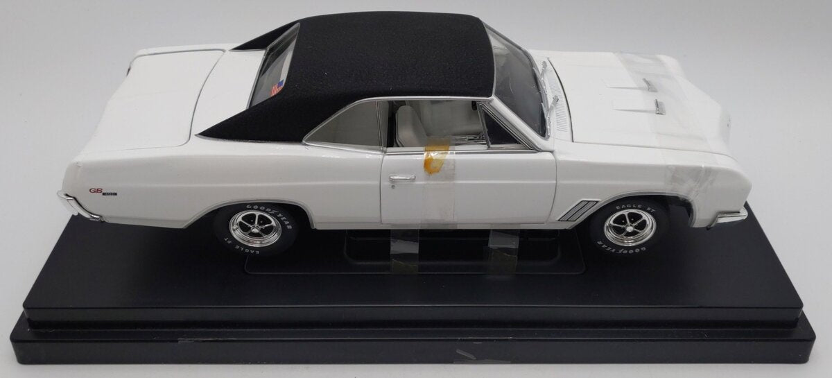 Ertl 1967 1:18 1967 White Buick GS 400 EX/Box