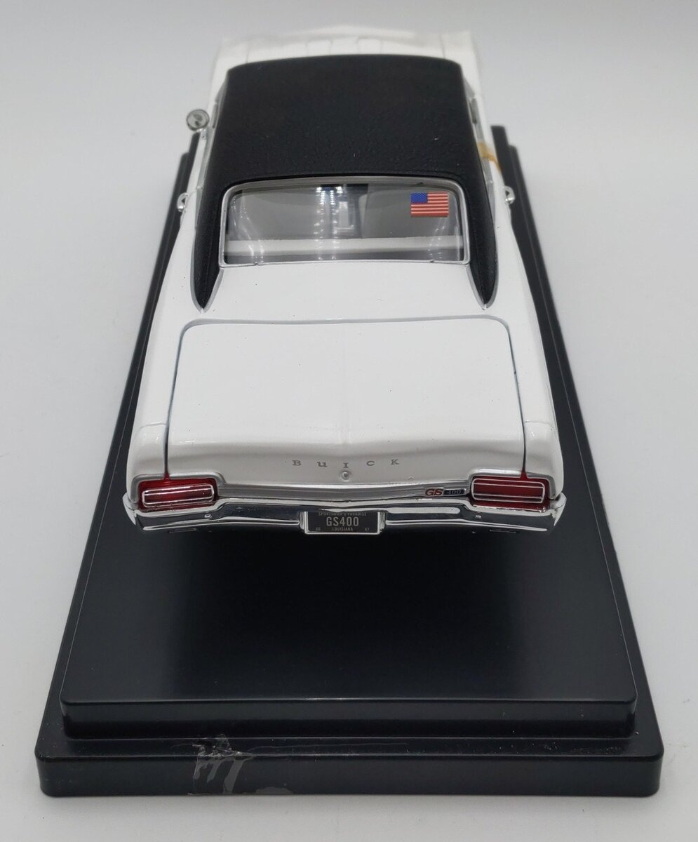 Ertl 1967 1:18 1967 White Buick GS 400 EX/Box