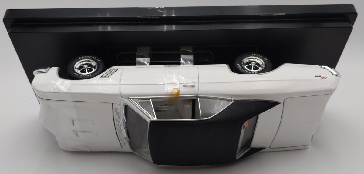 Ertl 1967 1:18 1967 White Buick GS 400 EX/Box