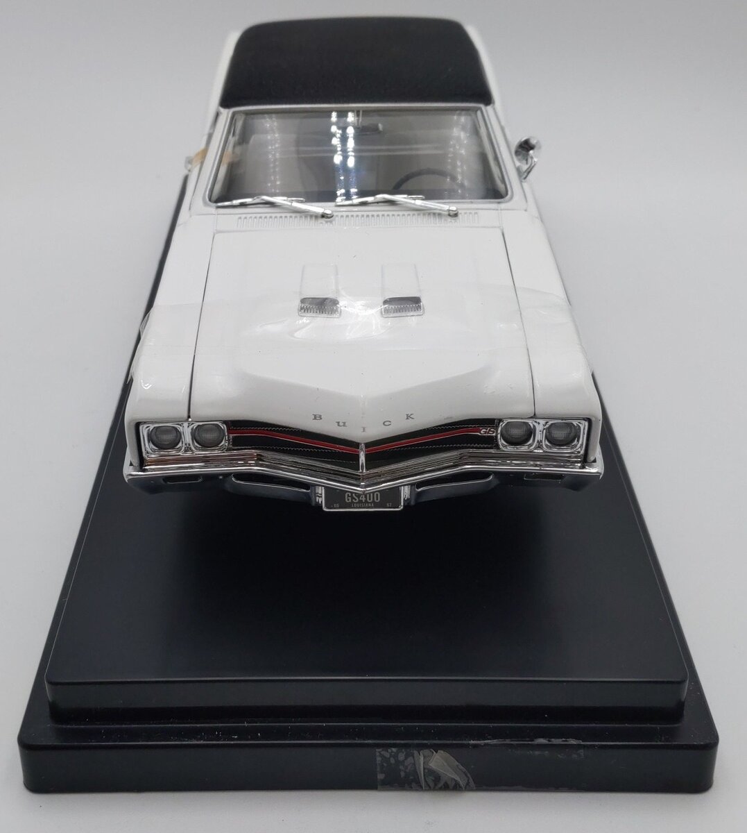 Ertl 1967 1:18 1967 White Buick GS 400 EX/Box