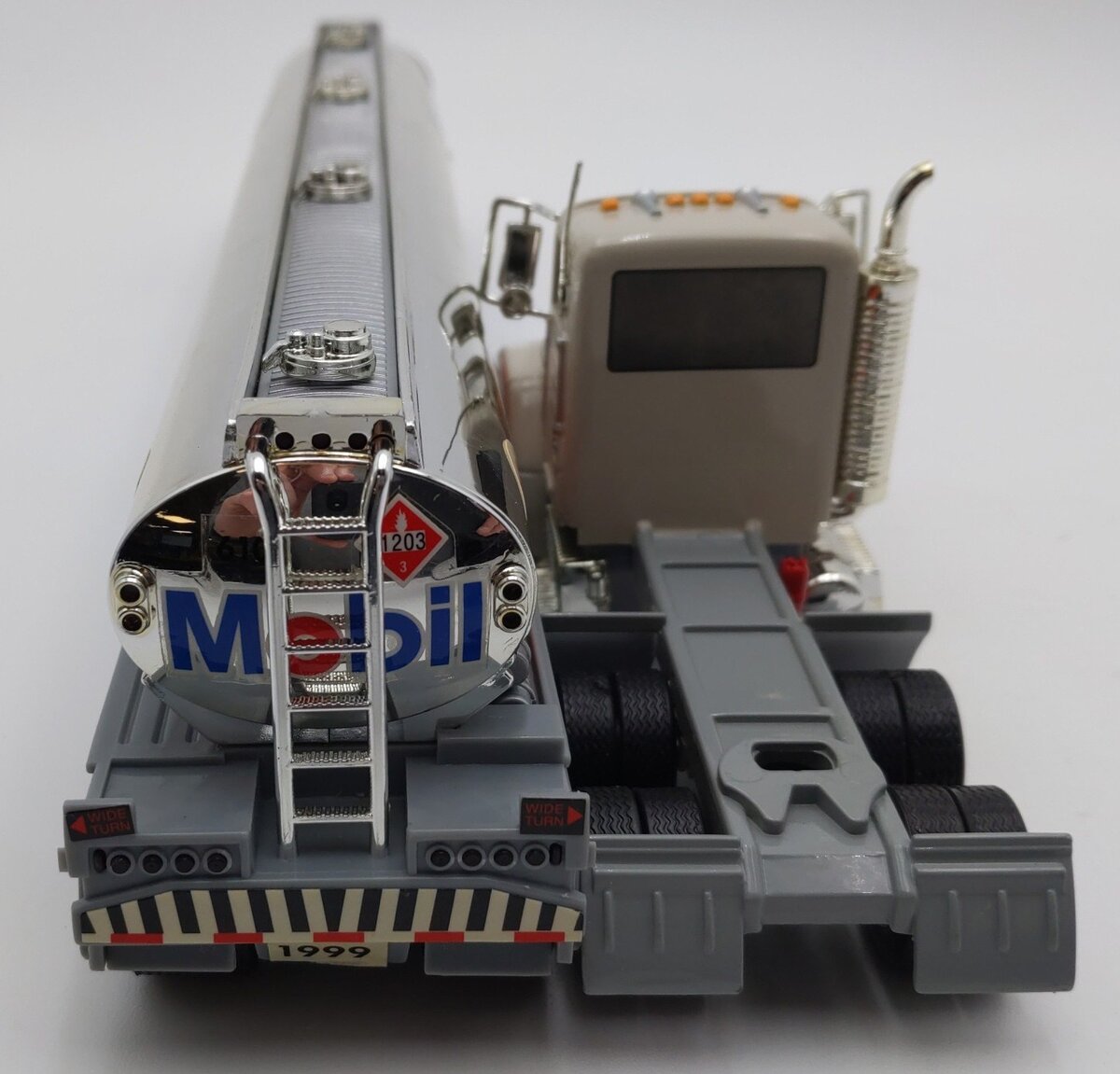 Boise 1999 1:43 Scale Mobil Oil Toy Tanker Truck Limited Edition EX/Box