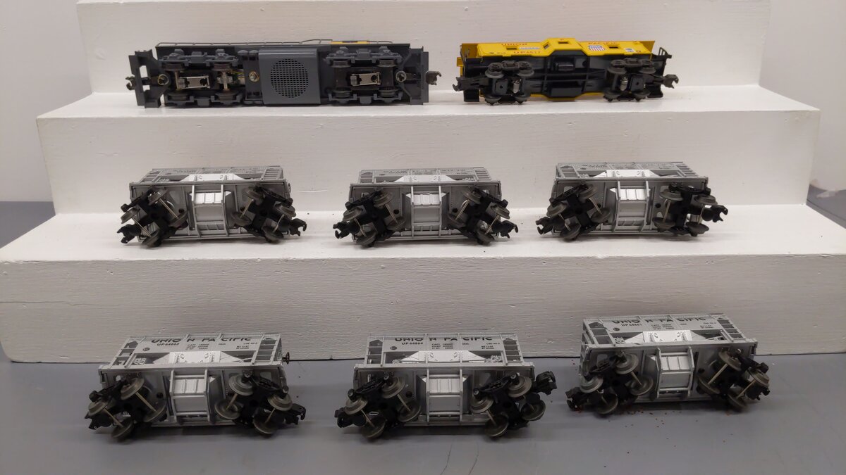 Lionel 6-11837 O Gauge Union Pacific GP9 Diesel Train Set (Set of 8) EX/Box