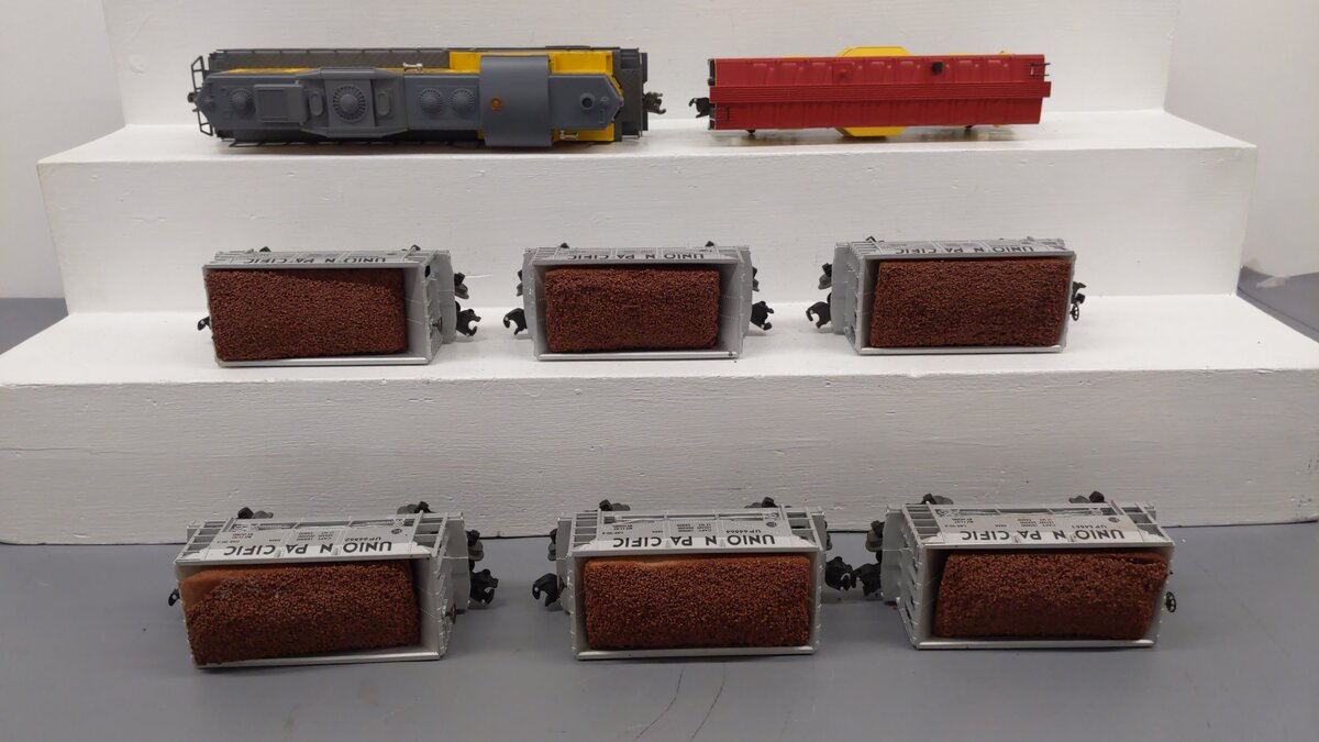 Lionel 6-11837 O Gauge Union Pacific GP9 Diesel Train Set (Set of 8) EX/Box